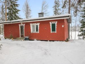 JuhanalaにあるHoliday Home Taimisto by Interhomeの雪の上の赤い家