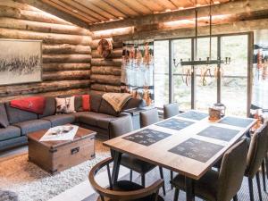 un salon avec une table et un canapé dans l'établissement Holiday Home Rukapuro by Interhome, à Ruka