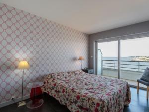 ポンタィヤックにあるApartment La Vigie-4 by Interhomeのベッドルーム1室(ベッド1台付)が備わります。
