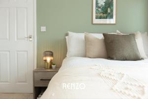 เตียงในห้องที่ Stylish 3-bed Home in Nottingham by Renzo, Free Driveway Parking, Close to Wollaton Park!