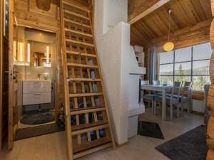 uma escada numa pequena casa com uma sala de jantar em Holiday Home Vuosselinkulma 2 by Interhome em Ruka