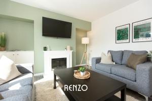 Ruang duduk di Stylish 3-bed Home in Nottingham by Renzo, Free Driveway Parking, Close to Wollaton Park!
