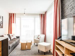 エンゲルベルクにあるApartment TITLIS Resort 3-Zimmer Familienwohnung 3 by Interhomeのリビングルーム(ソファ、テレビ付)