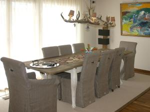 Apartment Plugge by Interhome في شورفالدن: غرفة طعام مع طاولة وكراسي خشبية