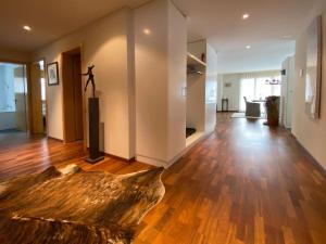 Apartment Plugge by Interhome في شورفالدن: غرفة معيشة كبيرة مع أرضية من الخشب الصلب