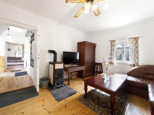 Televízia a/alebo spoločenská miestnosť v ubytovaní Holiday Home Praskolesy by Interhome