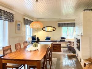 HirsjärviにあるHoliday Home Isopehtoori by Interhomeのキッチン、ダイニングルーム(木製のテーブルと椅子付)