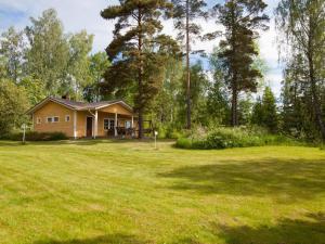 ein Haus auf einem Rasen mit großem Garten in der Unterkunft Holiday Home Keltalilja by Interhome in Sipsiö