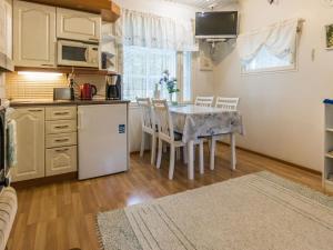 eine Küche und ein Esszimmer mit einem Tisch und Stühlen in der Unterkunft Holiday Home Rajala by Interhome in Neuvosenniemi