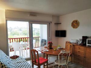 Zimmer mit einem Tisch und Stühlen sowie einem Balkon in der Unterkunft Apartment Hego Alde by Interhome in Bidart