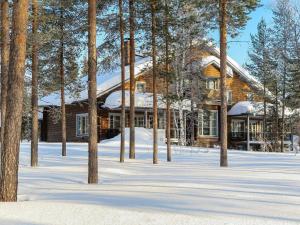 una casa de madera en la nieve con árboles en Holiday Home Hiihtogreeni b by Interhome, en Sirkka