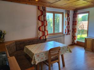 ein Wohnzimmer mit einem Tisch und einem Sofa in der Unterkunft Apartment Ainhauser-1 by Interhome in Rodund