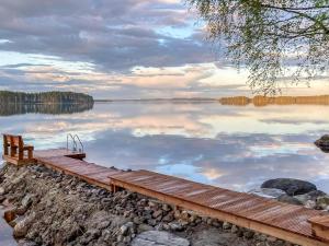 uma doca num lago com um banco em Holiday Home Kolin mesikämmen by Interhome em Kolinkylä