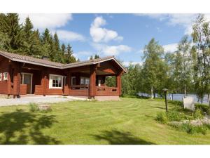 uma casa com um grande quintal em frente em Holiday Home Koivuranta by Interhome em Sipsiö