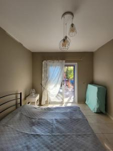 una camera con un grande letto e una finestra di Limnaria Gardens Paphos, near beach a Paphos