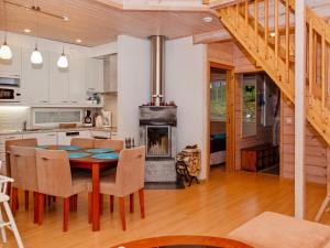 Kuchyň nebo kuchyňský kout v ubytování Holiday Home Otsopirtti- otso by Interhome