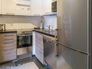 ブオカッティにあるHoliday Home Vuokatinportti a 1 by Interhomeのキッチン(ステンレス製の冷蔵庫付) +14枚の写真