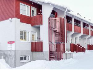 eine Reihe von Apartmenthäusern im Schnee in der Unterkunft Holiday Home Levi star i- ap-1110 by Interhome in Sirkka