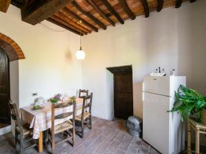 A kitchen or kitchenette at Holiday Home Vedi Torre by Interhome