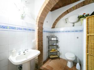 A bathroom at Holiday Home Vedi Torre by Interhome