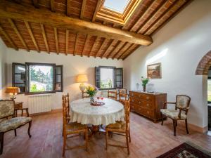 A seating area at Holiday Home Vedi Torre by Interhome