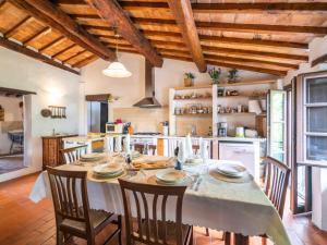 A kitchen or kitchenette at Holiday Home Vedi Torre by Interhome