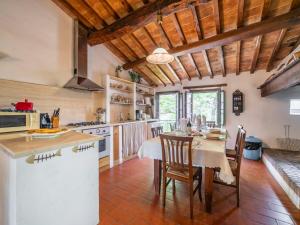 A kitchen or kitchenette at Holiday Home Vedi Torre by Interhome