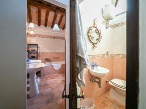 A bathroom at Holiday Home Vedi Torre by Interhome