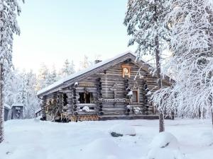 ein Blockhaus im Schnee in der Unterkunft Holiday Home Teeritaivas by Interhome in Sirkka