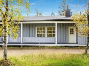 una casa grigia con tetto grigio di Holiday Home Saariseläntie 8 e 11 by Interhome a Saariselka