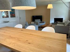 een woonkamer met een tafel en stoelen en een bank bij Apartment Alte Gasse 9 by Interhome in Engelberg