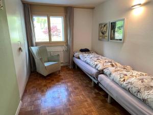 Un pat sau paturi într-o cameră la Apartment Alte Gasse 9 by Interhome