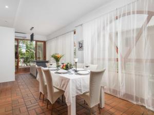 comedor con mesa blanca y sillas en Holiday Home Noveanni by Interhome, en Kornić