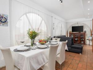 Holiday Home Noveanni by Interhome في كورنيك: غرفة طعام مع طاولة بيضاء وكراسي