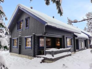 uma cabana de madeira na neve em Holiday Home Lomapykälä 1 a by Interhome em Sirkka