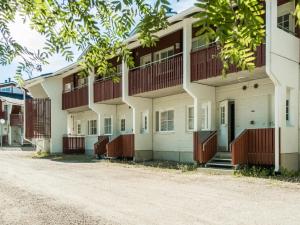 ein Mehrfamilienhaus mit Balkonen an einer Straße in der Unterkunft Holiday Home Levi star 1502 by Interhome in Levi