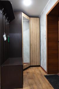um quarto com um corredor com uma porta e pisos em madeira em Majestic em Petropavl