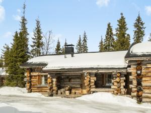 Cabaña de madera con nieve en el techo en Holiday Home Luostonseita 1 by Interhome en Luosto