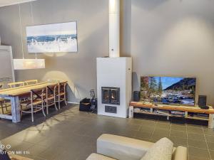 - un salon avec une télévision et une table à manger dans l'établissement Holiday Home Sallan saaga by Interhome, à Tikkala