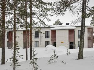 un edificio en la nieve con árboles en Holiday Home Golfstar 402 by Interhome en Kiviniemi