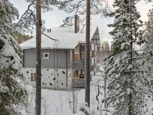 a house in the woods in the snow at Holiday Home Puolikuu a7 by Interhome in Sirkka