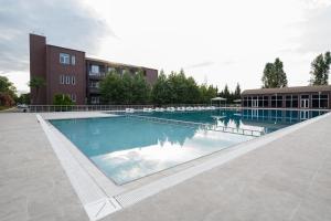 una gran piscina frente a un edificio en Mona Hotel and Cottages en Sütǝmurdov