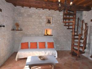 een slaapkamer met een bed in een stenen muur bij Holiday Home Le Pigeonnier Jacques by Interhome in Dondas