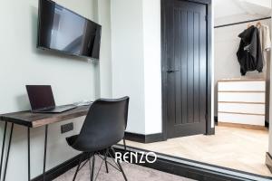 a room with a desk with a computer and a chair at Stunning Studio Apartment in Derby by Renzo, Free Parking, Well Equipped Kitchen! in Derby