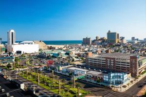 uma vista aérea de uma cidade com edifícios em Sheraton Atlantic City Convention Center Hotel em Atlantic City