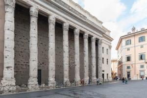 ローマにあるPantheon Charming Penthouseの柱の大きな建物