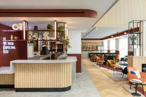 een lobby met een bar en een pooltafel bij Residence Inn by Marriott Brussels Airport in Diegem