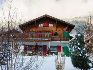 a log cabin with a balcony in the snow at Taubenhaus OG in Fiesch