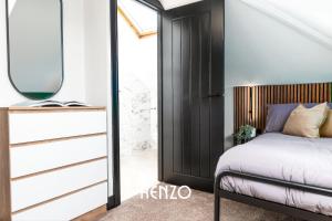 a bedroom with a bed and a mirror at Cosy Studio Apartment in Derby by Renzo, Brilliant Location, Close to Derby City Centre in Derby