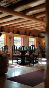 a dining room with a table and chairs at Hunderfossen Snow Hotel in Hafjell